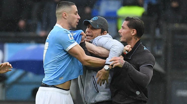 Наполи надигра Лацио в мач с три червени картона (видео)