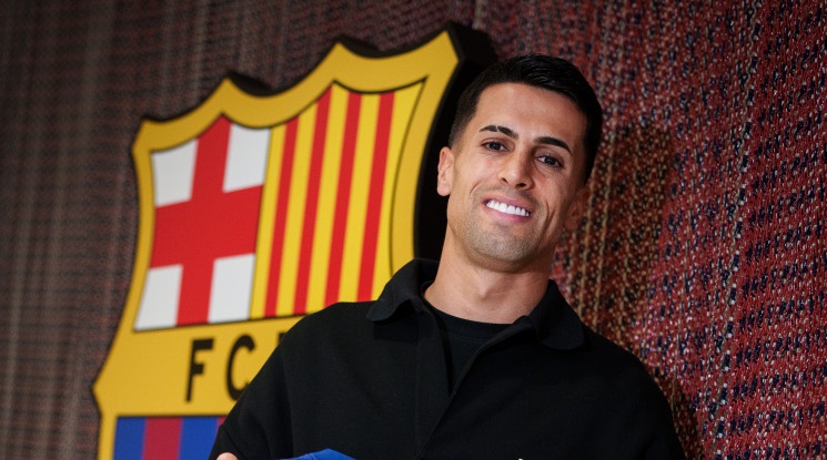 Барселона официално обяви привличането на Кансело