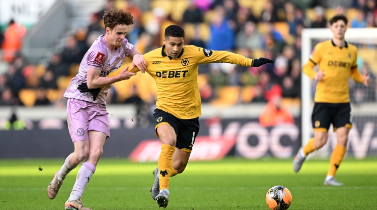 Наполи договори Жоао Гомеш от Уулвърхамптън