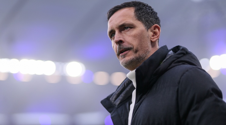 Айнтрахт Франкфурт уволни Дино Топмьолер