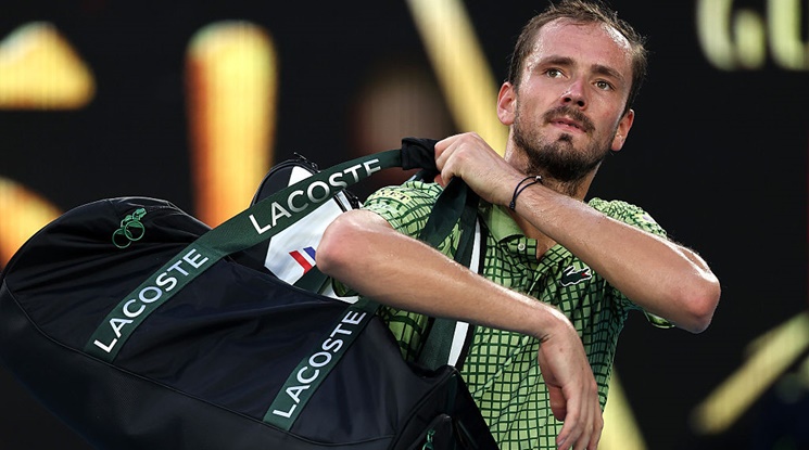 Медведев преклони глава пред 20-годишен в три сета