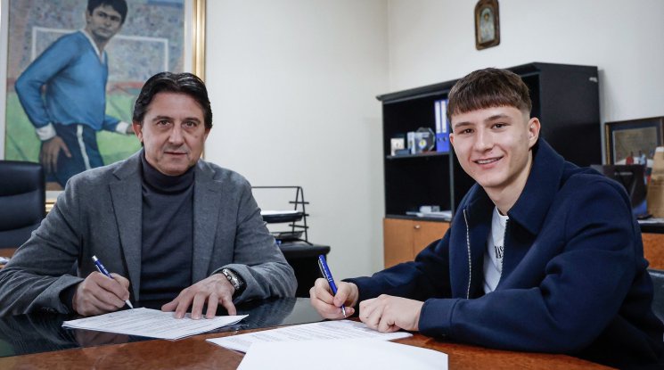Юноша на Левски подписа първия си професионален договор