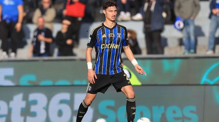 Росен Божинов дебютира като титуляр за Пиза, но неговият тим загуби от Сасуоло (видео)