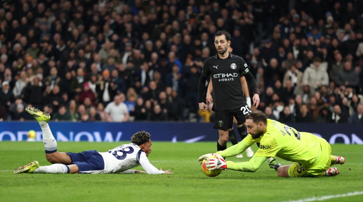 Тотнъм спря Манчестър Сити и зарадва градския си съперник Арсенал (видео)