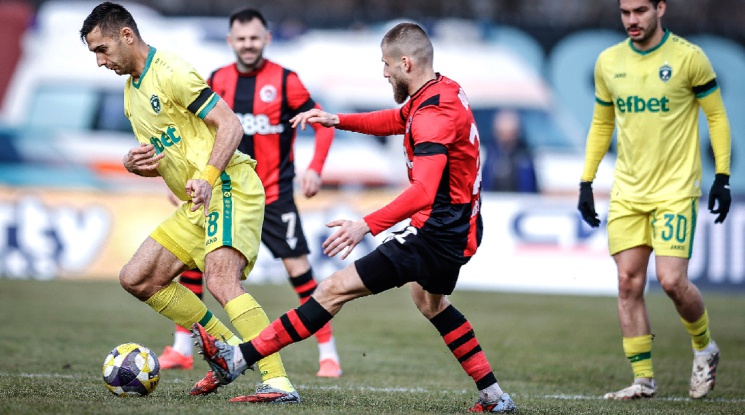 Калният терен в "Надежда" не спря Лудогорец срещу Локомотив София (видео)