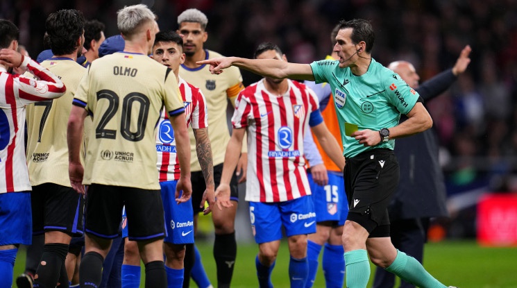 В Барселона не издържаха и скочиха на съдийството