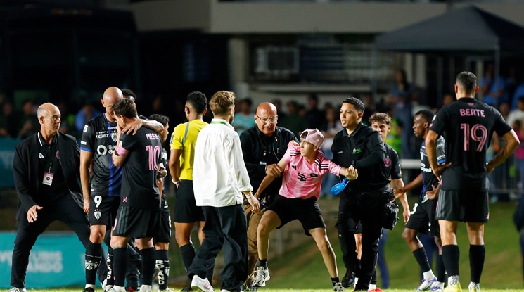 Нахални Фенове събориха Лео Меси на земята в контрола на Интер Маями