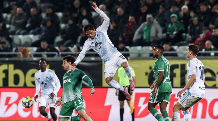 Един гол на Лудогорец стопи три точки от преднината на Левски, но козовете все още са в "сините"