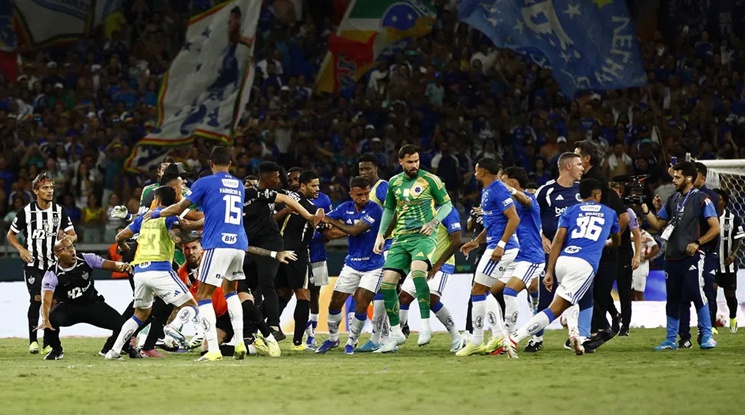 Брутални сцени в Бразилия: 23 червени картона във финала на щата Минейро 