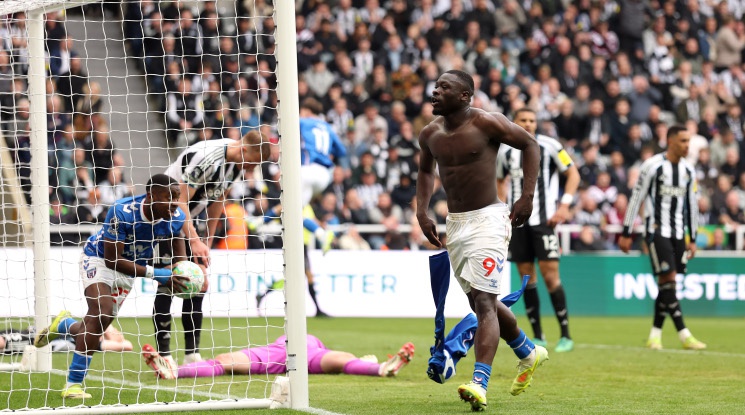 Съндърланд зашлеви Нюкасъл с обрат през второто полувреме (видео)