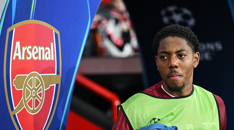 Манчестър Юнайтед подготвя оферта за защитника на Арсенал Майлс Люис-Скели