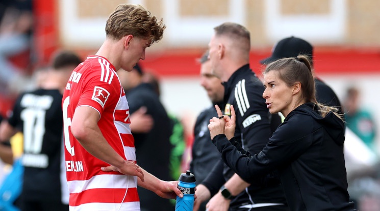 Волфсбург съхрани шансовете си за оцеляване в исторически ден за световния футбол