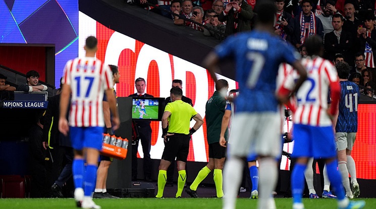 УЕФА обясни защо е била отменена дузпата на Езе