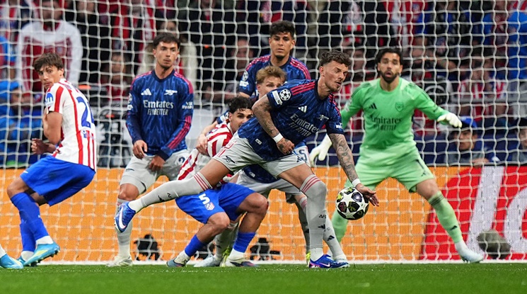 Симеоне скочи на Бен Уайт, ясна е причината