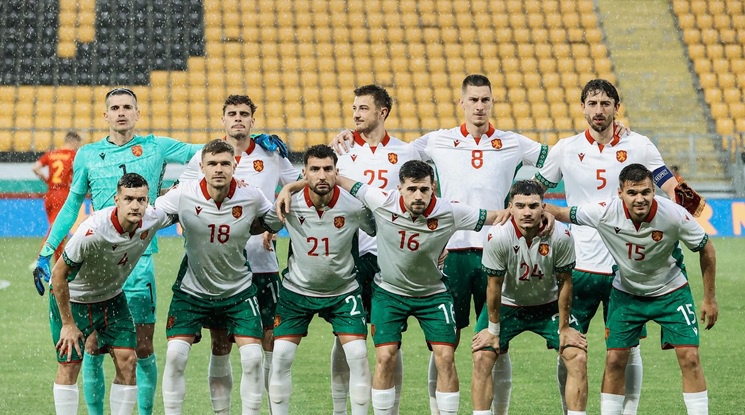 Посредствен футбол пред една шепа хора: България загуби за пореден път от Черна гора